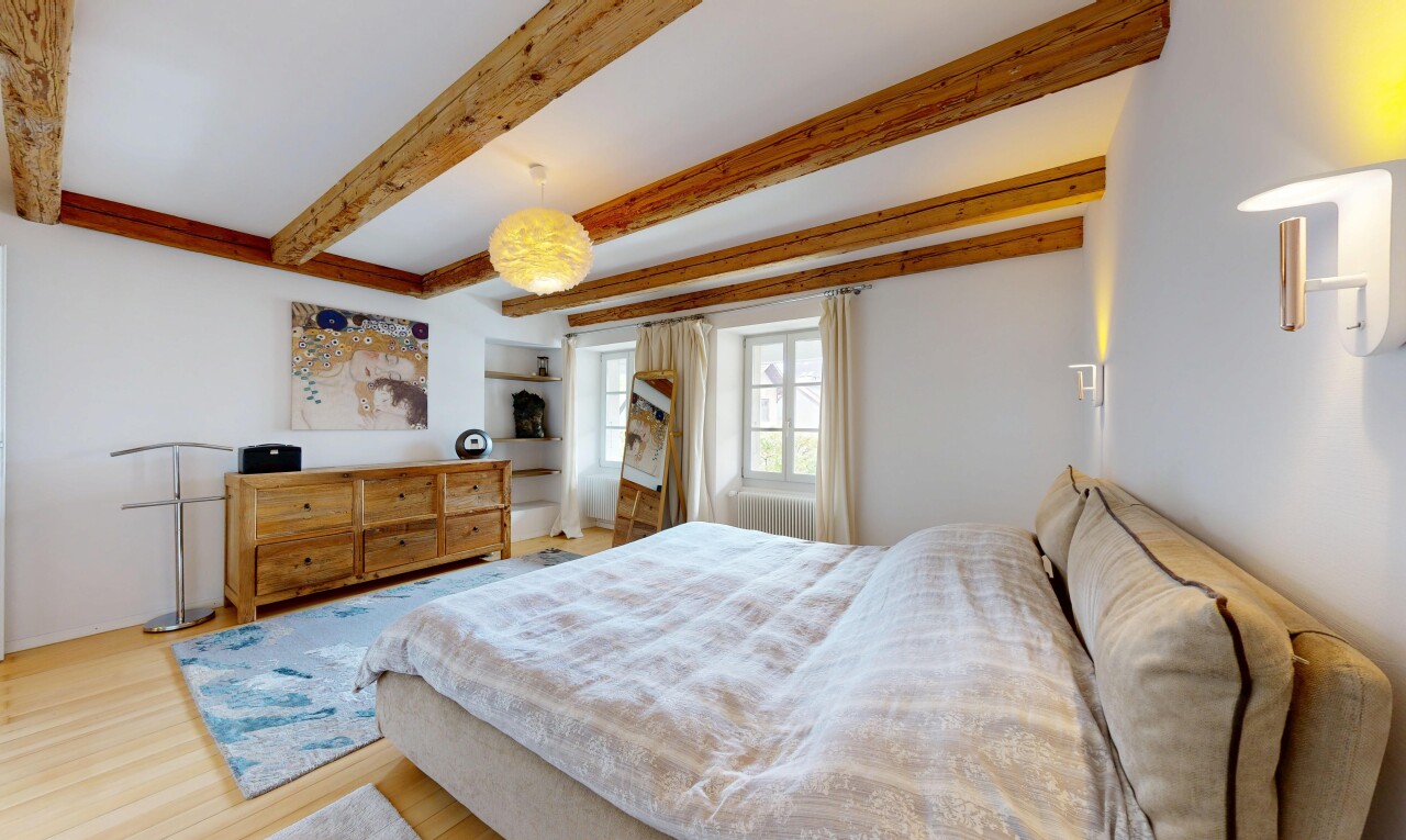 zimmer / schlafzimmer mit inside property, natürliches licht, natural light, holzfußboden, und wood finish floor