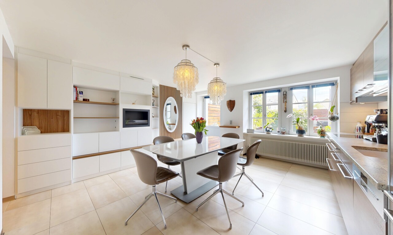 küche mit flat panel cabinets, schränke mit flachen paneelen, inside property, kühler, und light floor