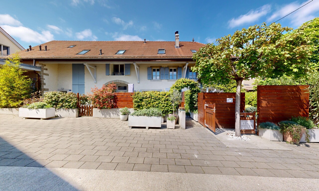 außenansicht mit property visible, day time, ziegeldach, und terrasse