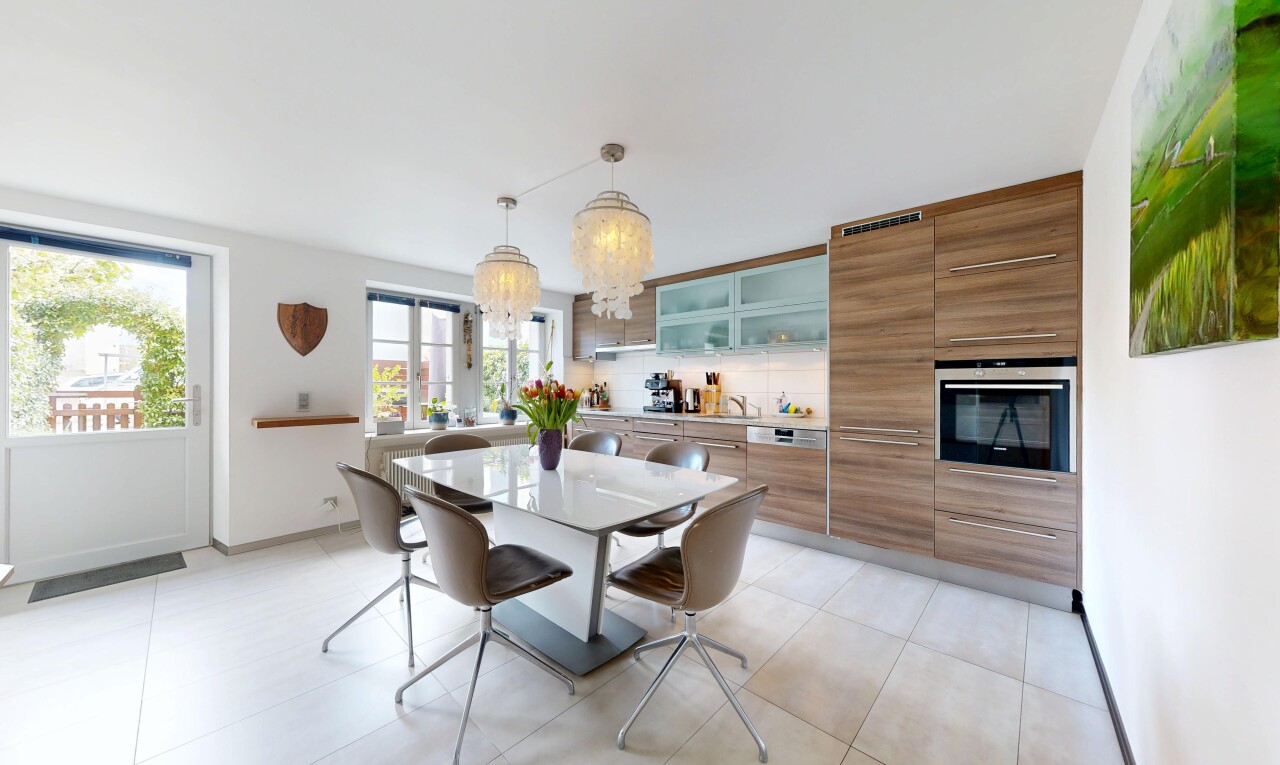 küche mit bemerkenswerter kronleuchter, inside property, gipskartonwand, drywall, und pendelleuchte