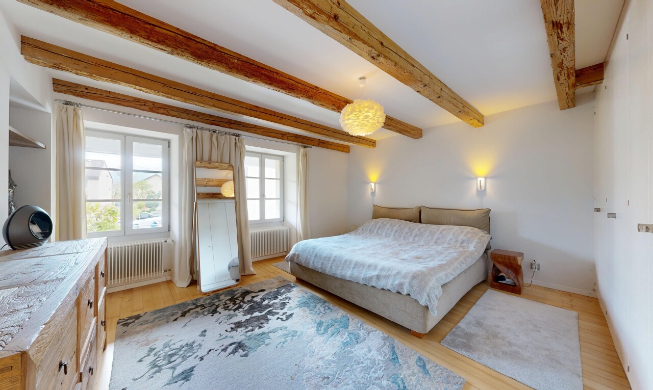 zimmer / schlafzimmer mit kühler, inside property, beamed ceiling, balkendecke, und wood finish floor