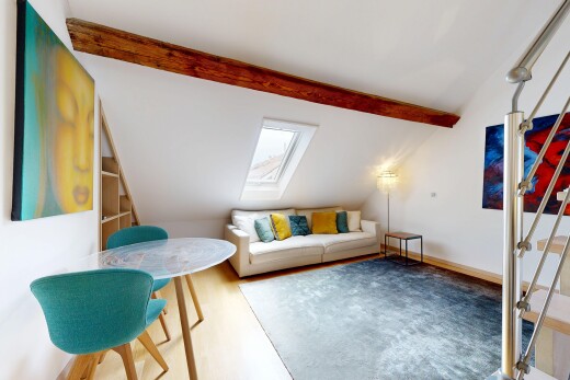 salon / salle à manger avec vaulted ceiling, plafond voûté, inside property, drywall, et cloison sèche