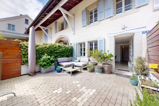 terrasse avec espace de vie extérieur, terrasse, et property visible