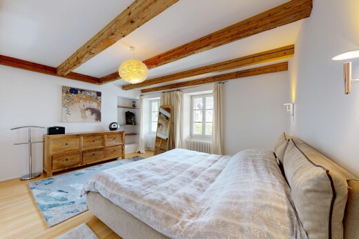 chambre avec inside property, lumière naturelle, natural light, sol en finition bois, et wood finish floor