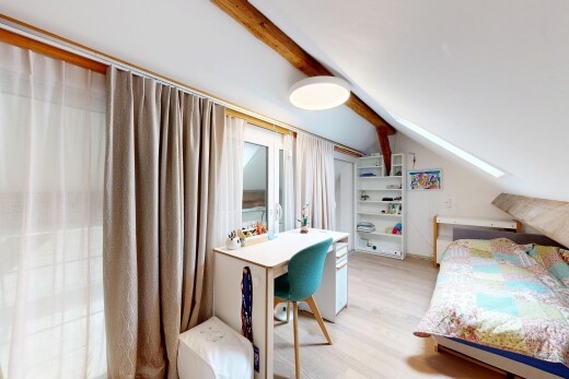 chambre avec inside property, plafond voûté, vaulted ceiling, sol en finition bois, et wood finish floor