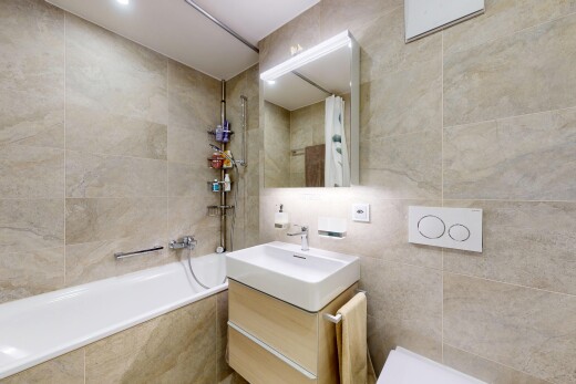 salle de bains avec tile wall, mur en carrelage, salle de bain complète, lavabo (ou coiffeuse selon le contexte), et inside property