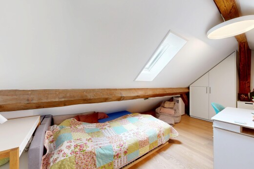 chambre avec vaulted ceiling, plafond voûté, wood finish floor, sol en finition bois, et pièce supplémentaire