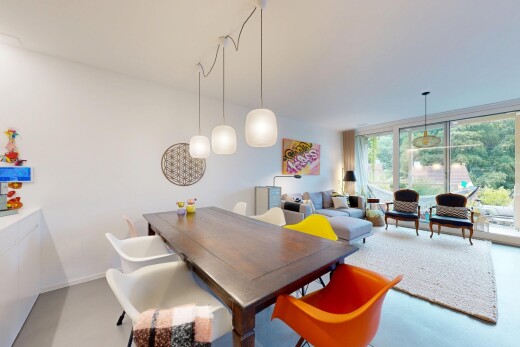 wohn- / esszimmer mit gipskartonwand, drywall, inside property, bodendeckenfenster, und floor ceiling windows