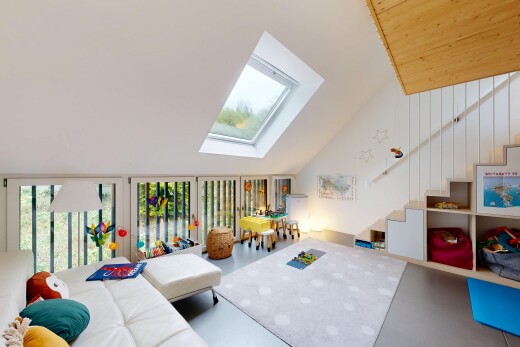 wohnzimmer mit natürliches licht, natural light, inside property, dachschräge, und vaulted ceiling