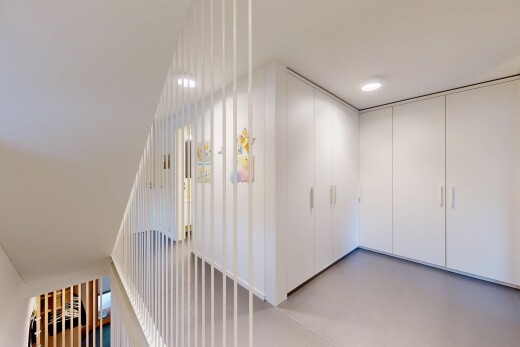 treppe mit inside property, finished concrete floor, concrete floor, betonboden, und recessed lighting