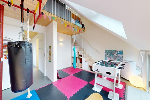 wohnzimmer mit gipskartonwand, drywall, dachfenster, inside property, und treppen