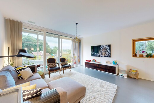 wohnzimmer mit inside property, fernseher, gipskartonwand, drywall, und natürliches licht