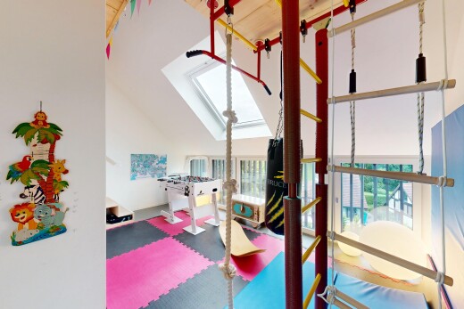 zimmer / schlafzimmer mit dachfenster, inside property, natural light, natürliches licht, und drywall