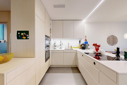 küche mit inside property, gipskartonwand, drywall, küchentheke, und küchenrückwand beim herd