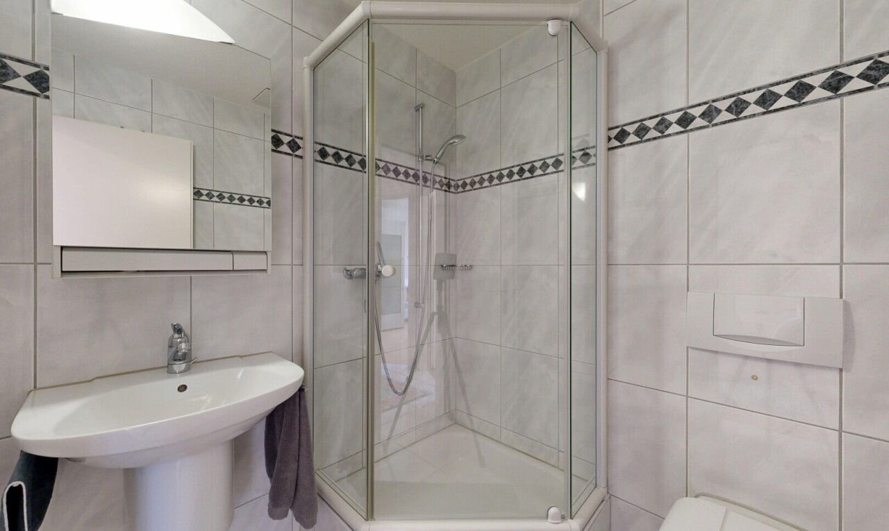 bad mit tile wall, fliesenwand, spiegel, dusche, und komplettes badezimmer