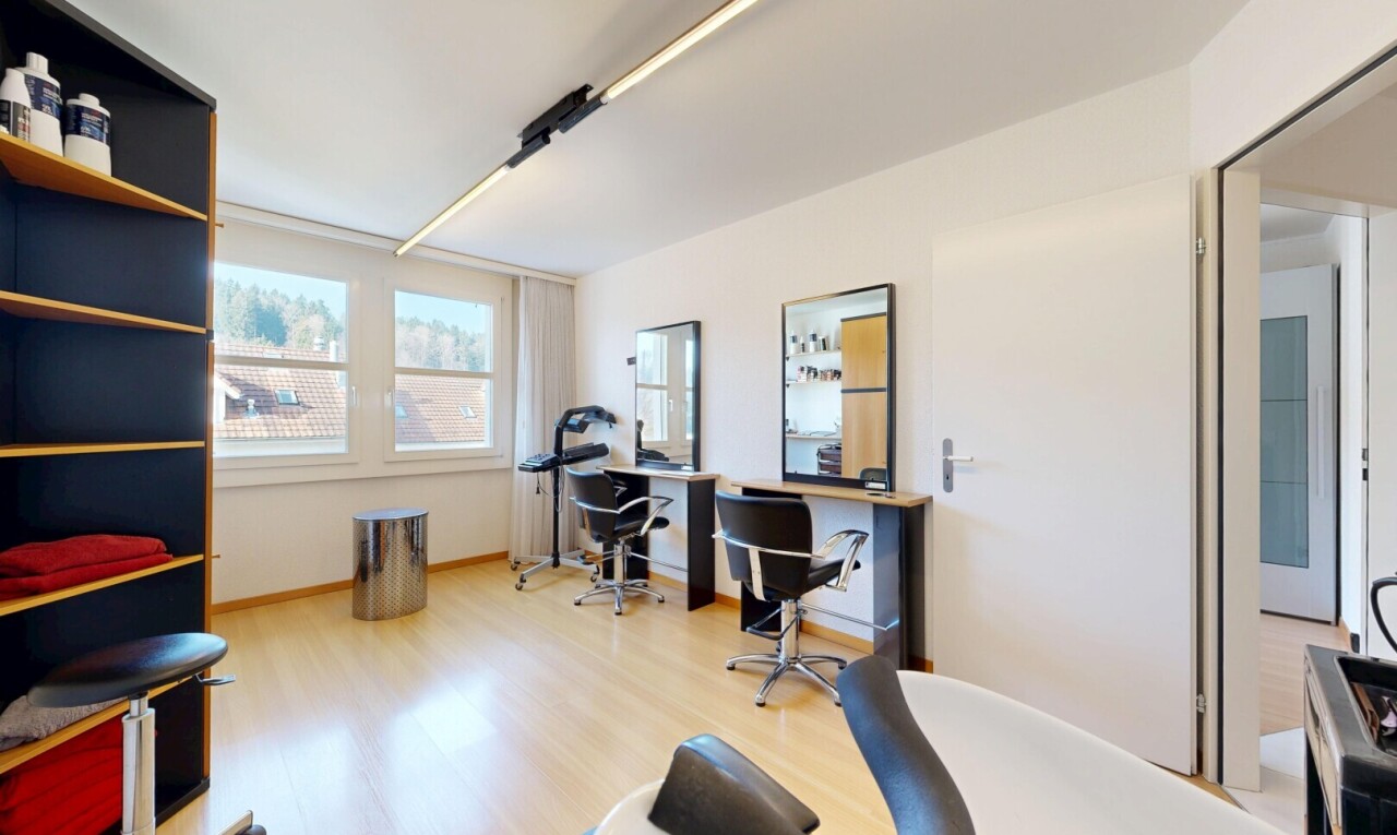 büro mit inside community, drywall, natural light, natürliches licht, und wood finish floor