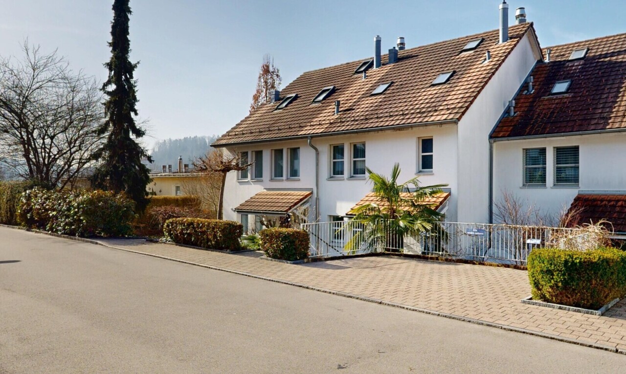 außenansicht mit zaun, schornstein, stuckverkleidung, day time, und property visible