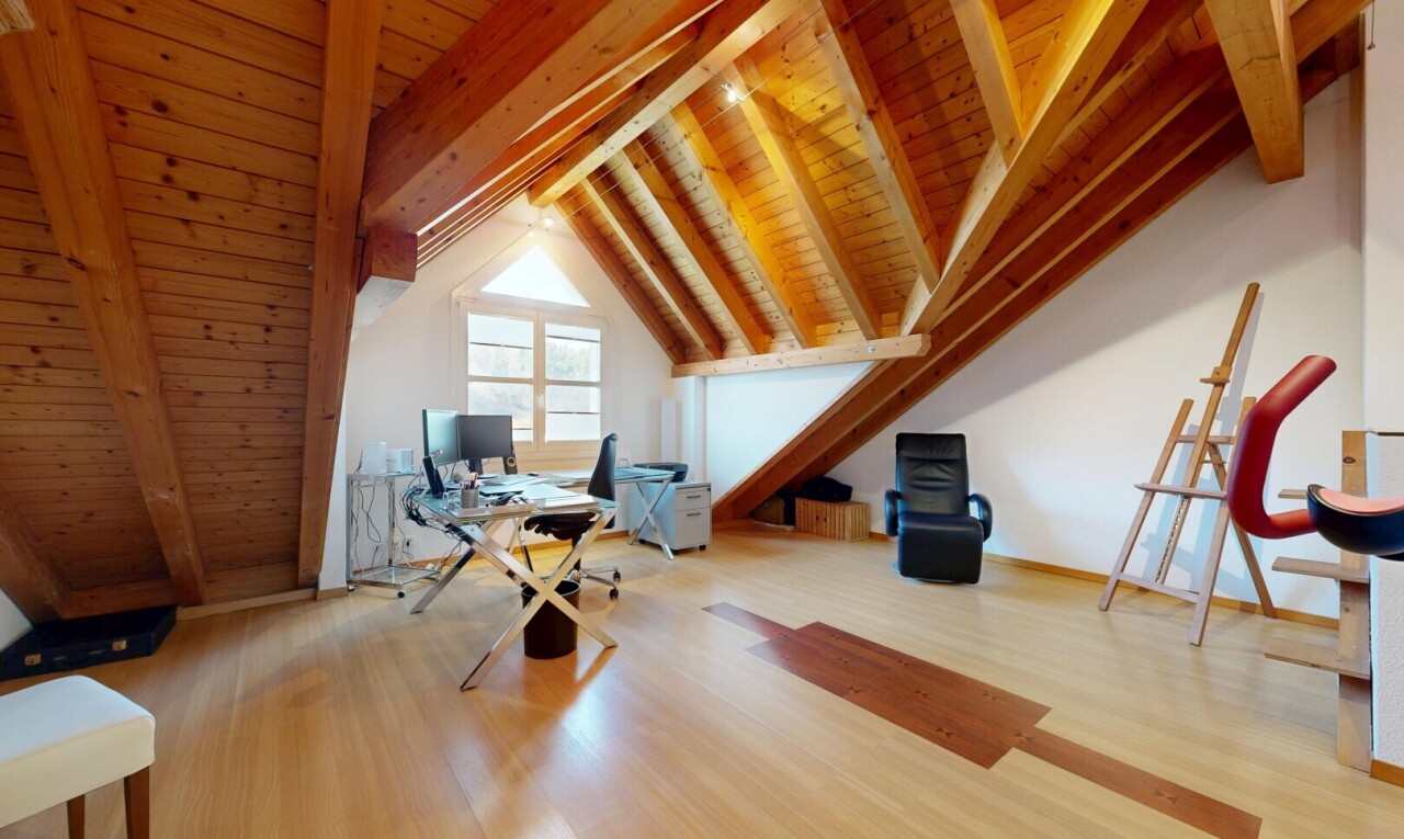 büro mit holzdecke, wood ceiling, inside property, natürliches licht, und natural light