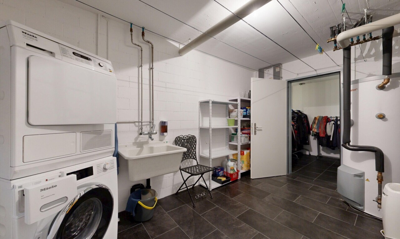 wäschekammer mit waschturm, wäscherei, inside property, dark floor, und betonblockwand