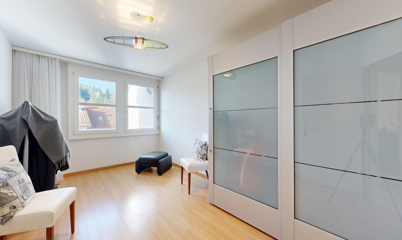 zimmer / schlafzimmer mit holzfußboden, wood finish floor, natürliches licht, natural light, und gipskartonwand
