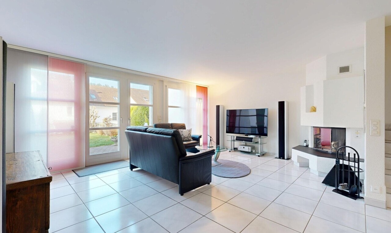 wohnzimmer mit fernseher, inside property, natural light, natürliches licht, und tile floor