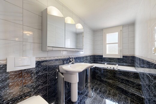 bad mit fliesenwand, tile wall, natürliches licht, natural light, und spiegel