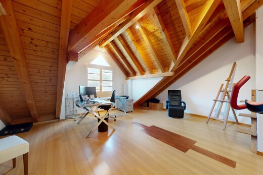 büro mit holzdecke, wood ceiling, inside property, natürliches licht, und natural light