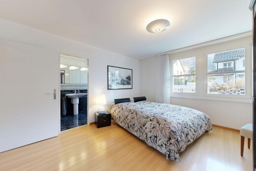 zimmer / schlafzimmer mit inside property, holzfußboden, wood finish floor, gipskartonwand, und drywall