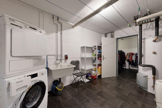 wäschekammer mit waschturm, wäscherei, inside property, dark floor, und betonblockwand