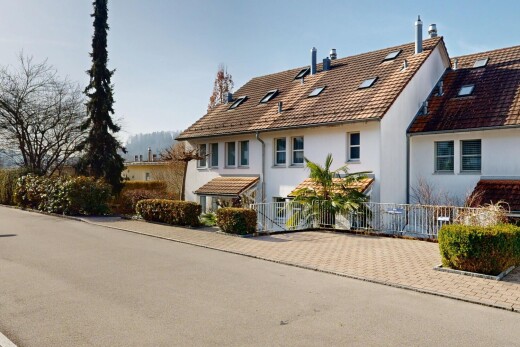 außenansicht mit zaun, schornstein, stuckverkleidung, day time, und property visible