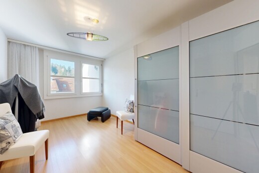 zimmer / schlafzimmer mit holzfußboden, wood finish floor, natürliches licht, natural light, und gipskartonwand