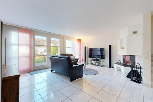 wohnzimmer mit fernseher, inside property, natural light, natürliches licht, und tile floor
