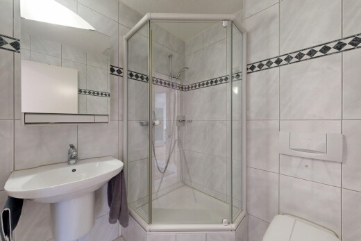 bad mit tile wall, fliesenwand, spiegel, dusche, und komplettes badezimmer