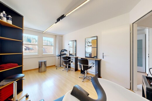 büro mit inside community, drywall, natural light, natürliches licht, und wood finish floor