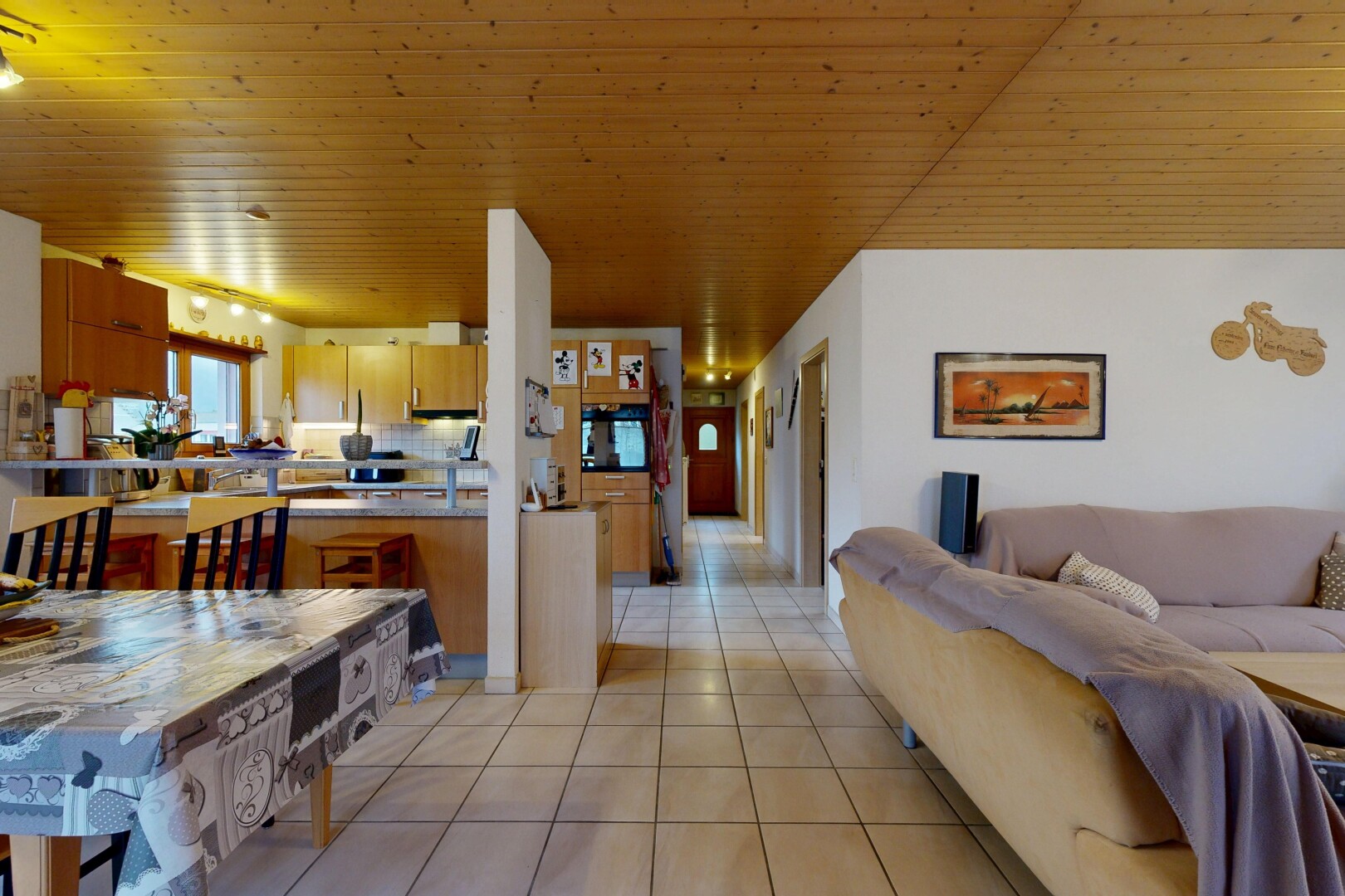 salon / salle à manger avec cloison sèche, drywall, inside property, sol en carrelage, et tile floor