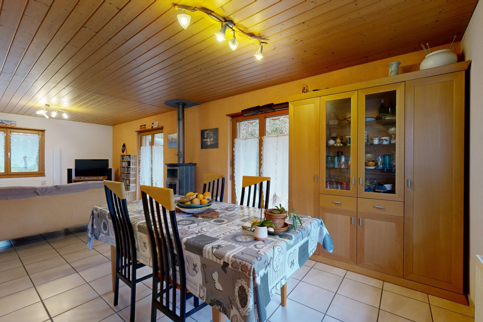 salle à manger avec plafond en bois, wood ceiling, inside property, cloison sèche, et drywall