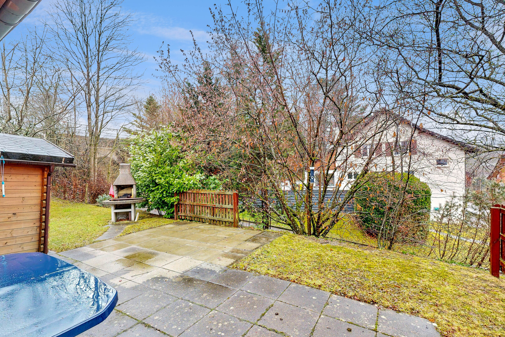 jardin avec day time, pelouse, from property, et clôture