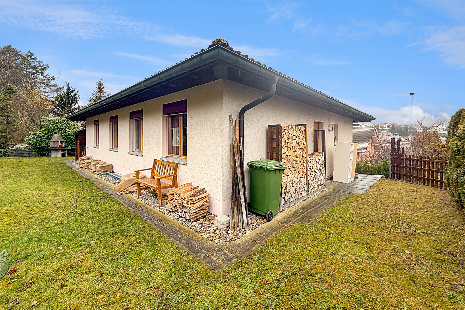 façade avec bardage en stuc, from property, pelouse, clôture, et day time