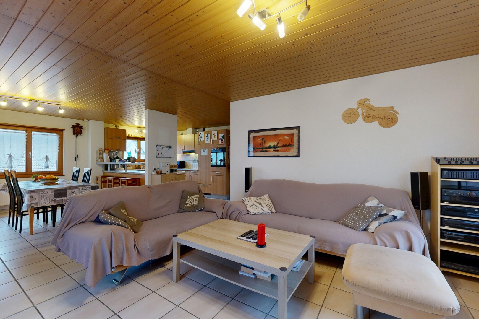 salon / salle à manger avec éclairage sur rail, track lighting, cloison sèche, drywall, et inside property