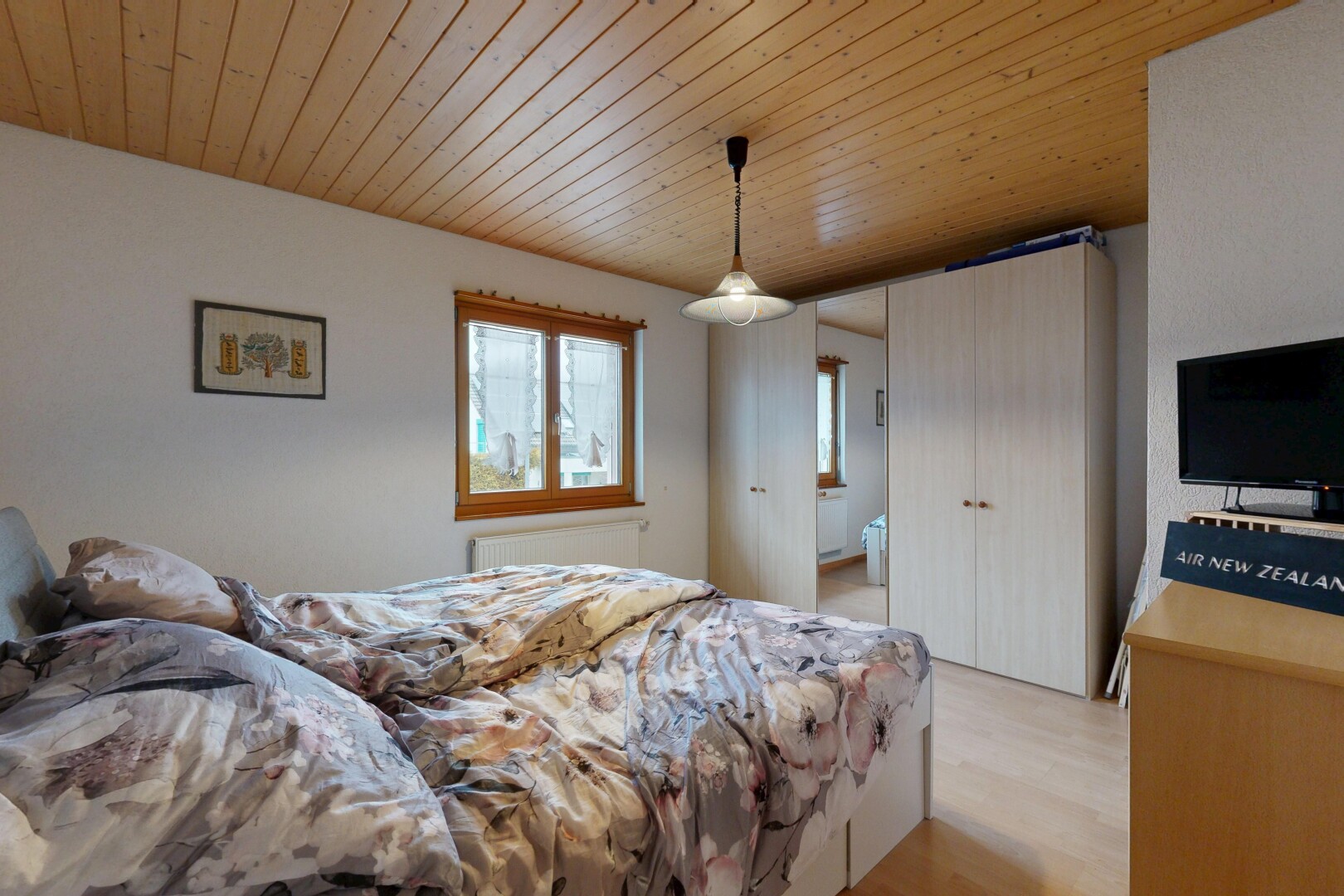 chambre avec lumière naturelle, natural light, plafond en bois, wood ceiling, et sol en finition bois