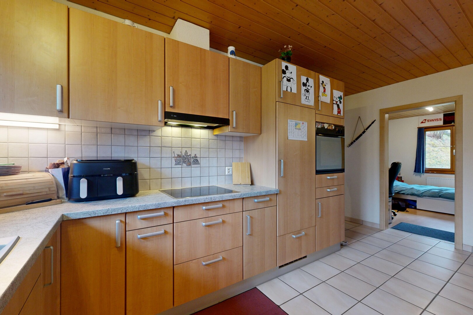 cuisine avec light floor, plafond en bois, wood ceiling, light countertops, et inside property