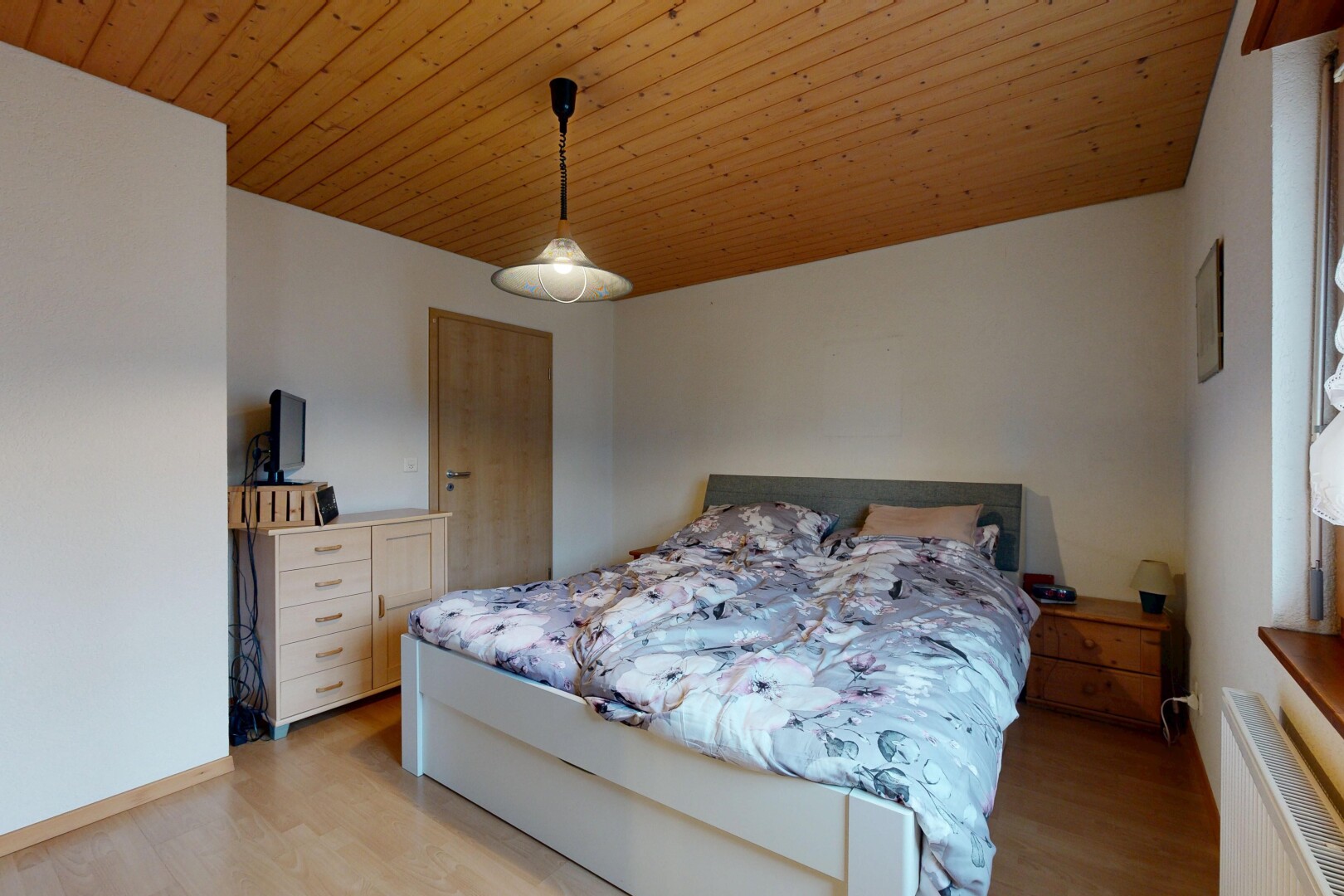 chambre avec inside property, radiateur, cloison sèche, drywall, et plafond en bois