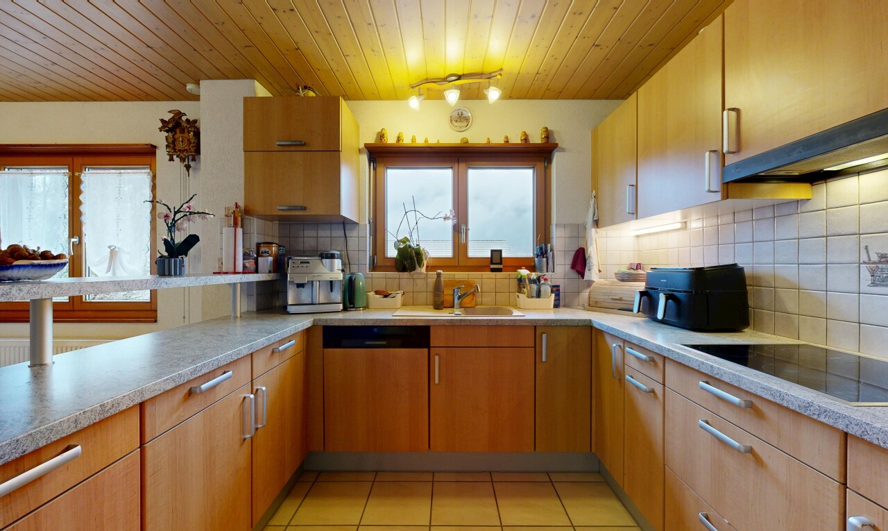 cuisine avec wood ceiling, plafond en bois, natural light, lumière naturelle, et light floor