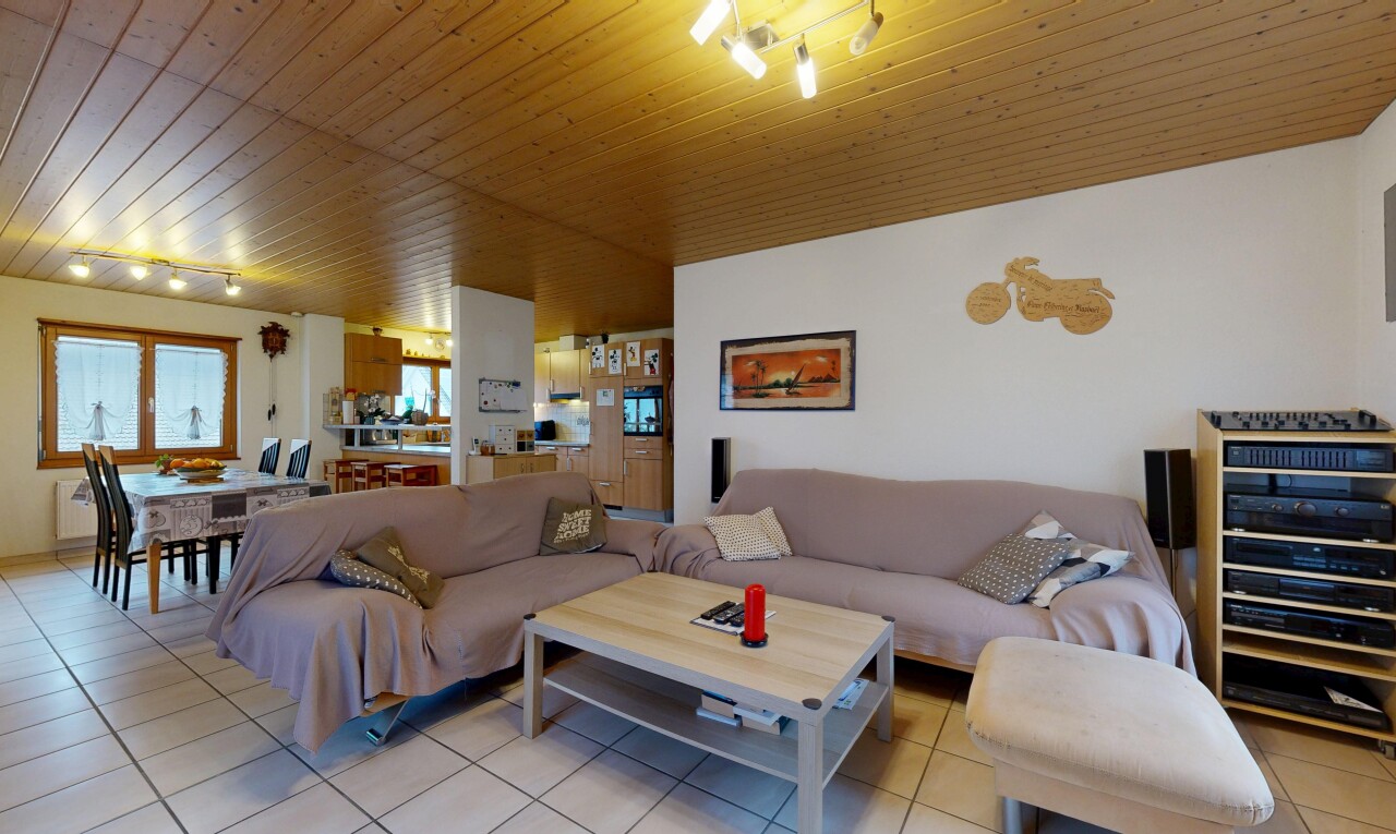 salon / salle à manger avec éclairage sur rail, track lighting, cloison sèche, drywall, et inside property