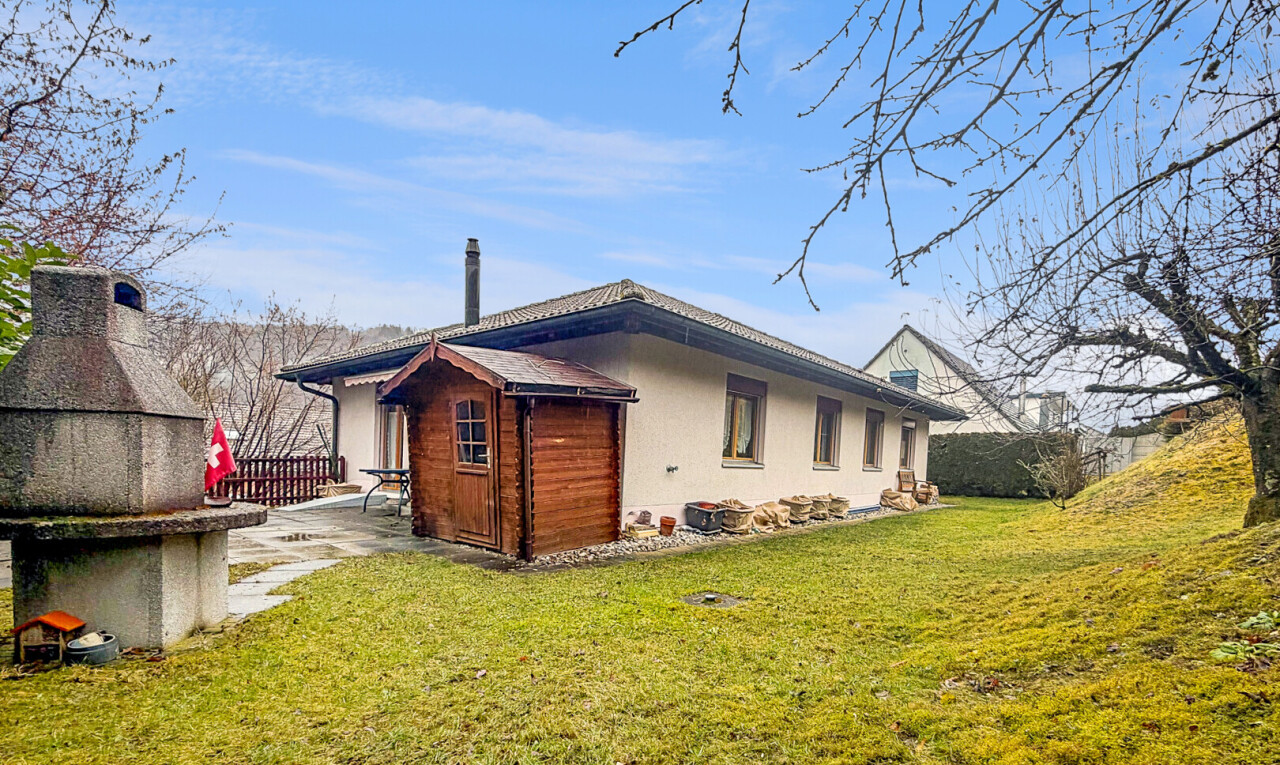 façade avec property visible, pelouse, day time, et bardage en stuc