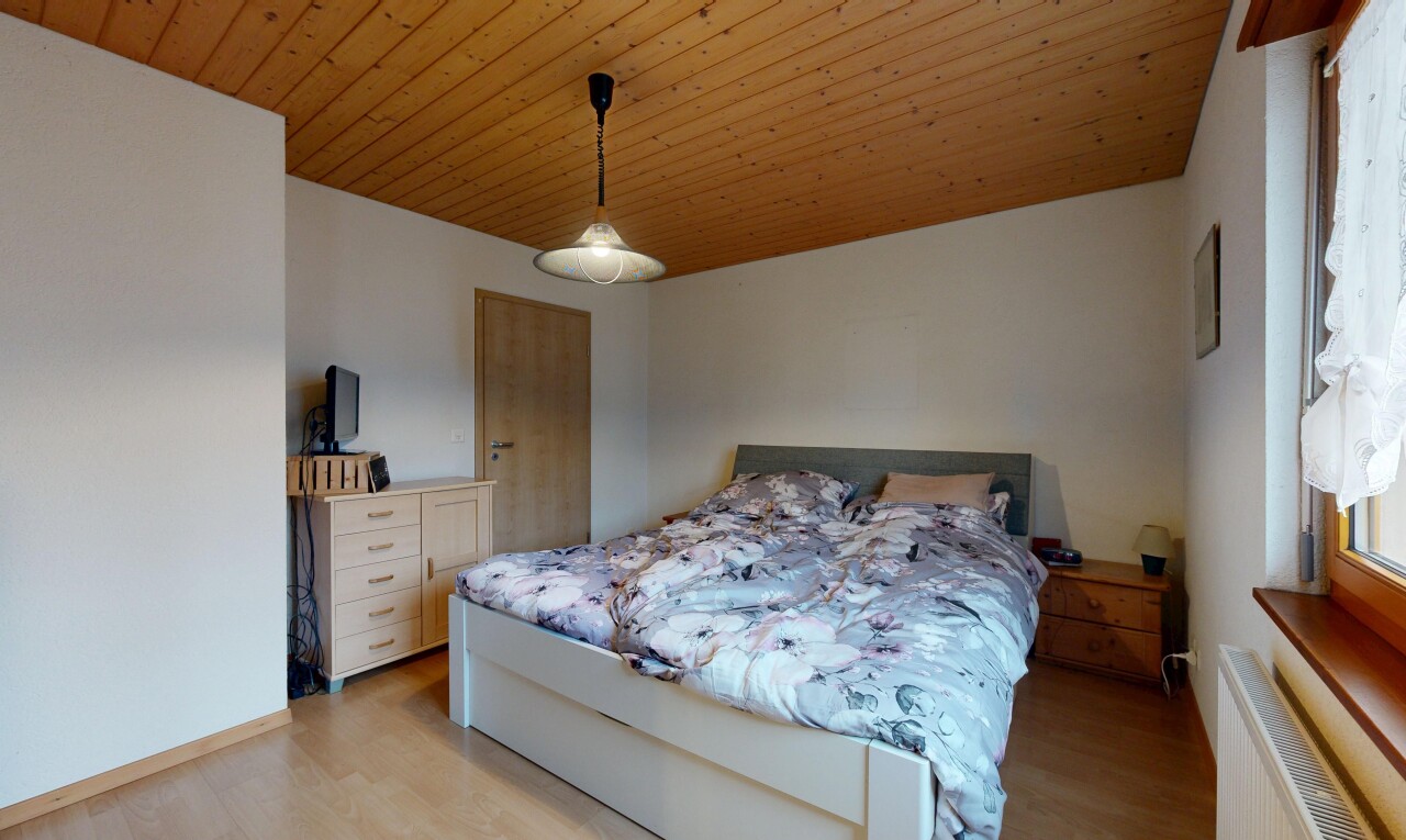 chambre avec inside property, radiateur, cloison sèche, drywall, et plafond en bois