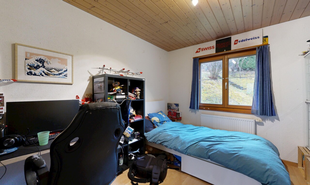chambre avec plafond en bois, wood ceiling, espace bureau, radiateur, et inside property