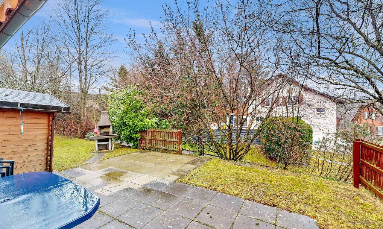 jardin avec day time, pelouse, from property, et clôture