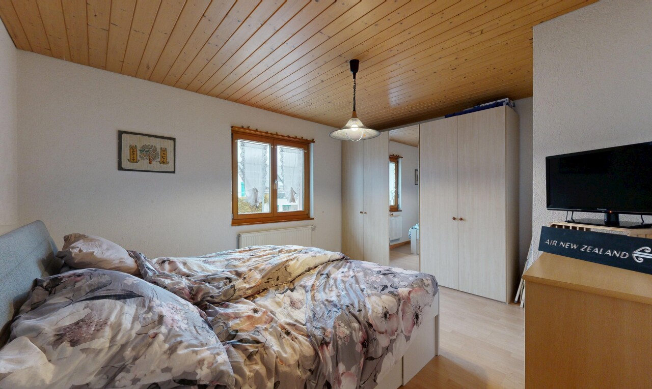 chambre avec lumière naturelle, natural light, plafond en bois, wood ceiling, et sol en finition bois