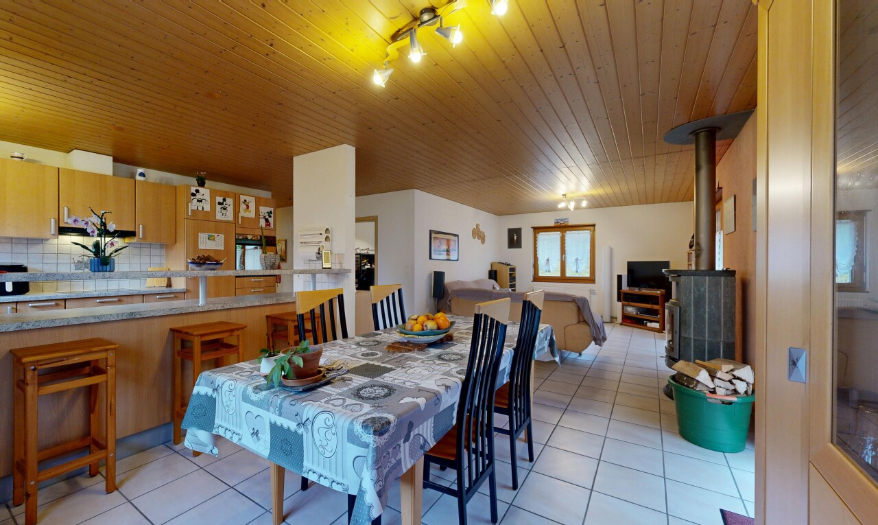salle à manger avec track lighting, éclairage sur rail, tile floor, sol en carrelage, et inside property
